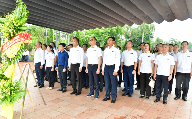 Tổng Kiểm toán nhà nước Nguyễn Hữu Nghĩa và  Đoàn công tác của Đảng ủy Kiểm toán nhà nước dâng hương các Anh hùng liệt sỹ tại Quảng Trị